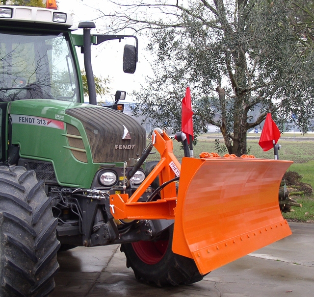 Trattore FENDT con Lama  Pretolani
